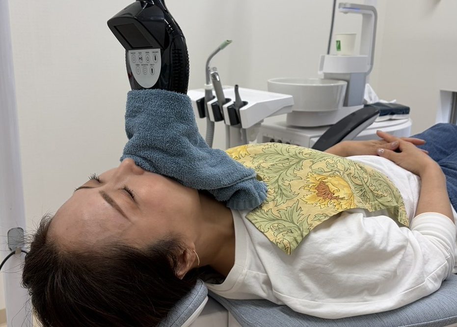痛みに配慮したポリリン酸オフィスホワイトニングで、加齢や生活習慣による歯の色味を整え、自然な白さへ